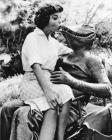 Прикрепленное изображение: Beverly-Garland-and-Richard-Crane-sharing-a-kiss-on-the-set-of-The-Alligator-People.jpg